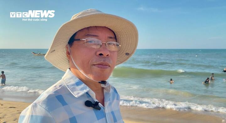 Ông Hà Quang Hào (66 tuổi, du khách đến từ Phú Thọ) cho biết: "Tôi theo đoàn vào Huế du lịch gần tuần nay. Dù thời tiết oi bức, đoàn chúng tôi vẫn tranh thủ xuống biển tắm mát. Đây là cách lý tưởng nhất để xua tan cái nắng gắt khắc nghiệt của miền Trung..."
