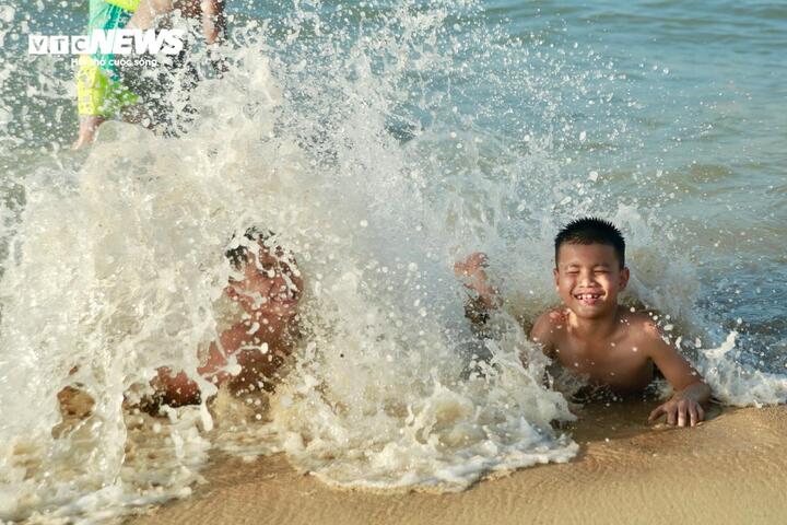Việc được ngâm mình trong nước biển mát lạnh trong thời tiết nóng bức làm nhiều bạn nhỏ ở Huế rất thích thú.