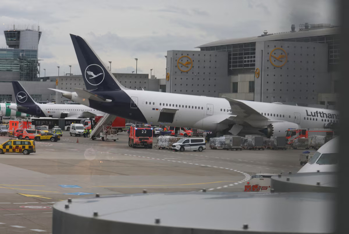 Xe cứu thương vây quanh chiếc Boeing bị sập càng đáp. (Ảnh: Reuters)