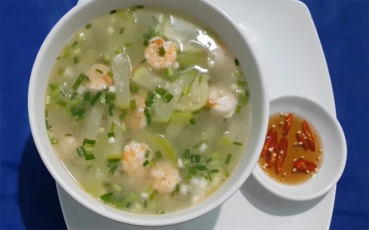 Canh bầu nấu tôm là món ăn thanh mát, dễ ăn và giàu dinh dưỡng.