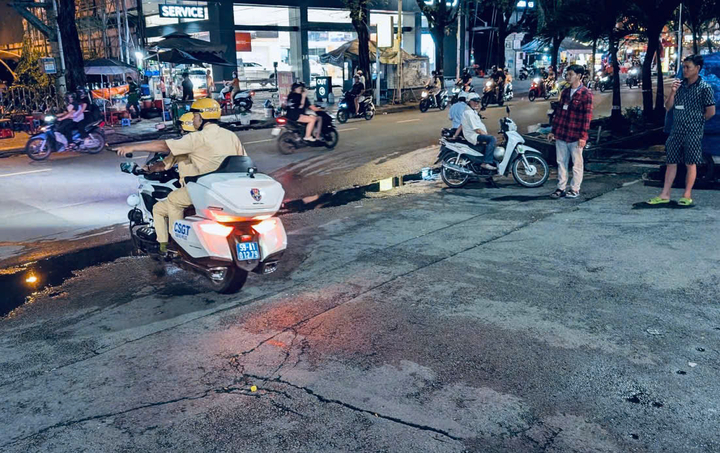Cảnh sát giao thông dẫn đường, bảo đảm hành trình vận chuyển tim hiến tặng. (Ảnh: CACC)