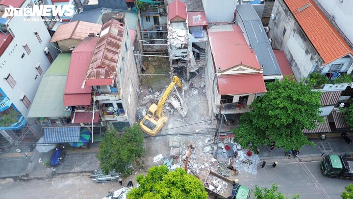 Lực lượng chức năng tháo dỡ 2 ngôi nhà bị nghiêng, sụt lún trên đường Thánh Thiên.
