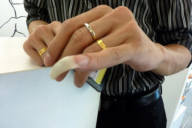 Nhiều nam giới Trung Quốc quan niệm móng tay dài đem lại tài lộc. (Ảnh: SCMP)