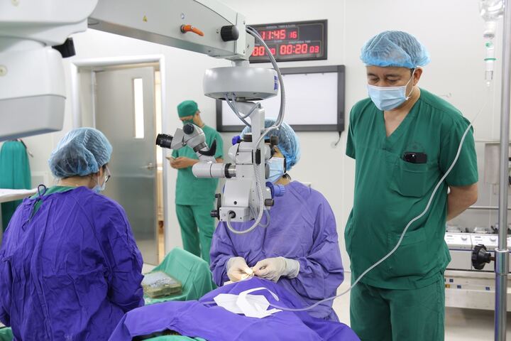 Ca ghép giác mạc từ người cho chết não tại Bệnh viện Đa khoa tỉnh Quảng Ninh ngày 14/5.