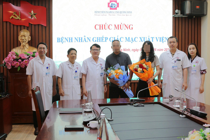 Ban Giám đốc Bệnh viện Đa khoa tỉnh Quảng Ninh tặng hoa chúc mừng 2 bệnh nhân ghép giác mạc đủ điều kiện xuất viện.