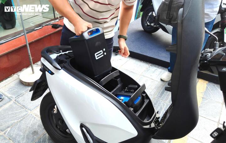 Với kết cấu 2 pin vận hành có thể đổi được, phần cốp CUV e: không có quá nhiều diện tích để đồ như các mẫu xe sạc trực tiếp. (Ảnh: Mạnh Hùng)