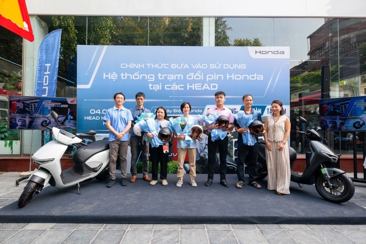 Những khách hàng đầu tiên mua mẫu xe mới của Honda. (Ảnh: HVN)