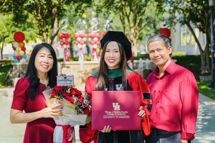 Kiều Nga cùng bố mẹ ngày cô tốt nghiệp bác sĩ tại Mỹ.