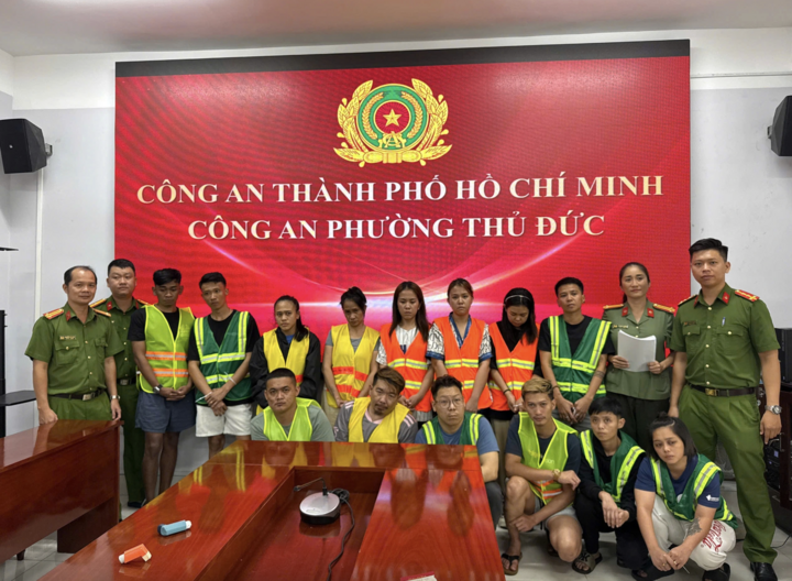 Nhóm người nước ngoài dương tính ma tuý tại cơ quan điều tra. (Ảnh Công an cung cấp)