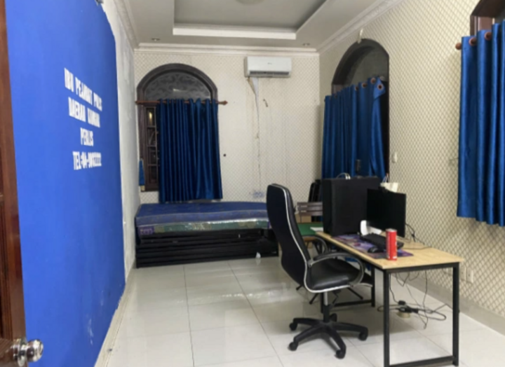 Nhóm này dựng lên phông nền, bảng hiệu mô phỏng cơ quan chức năng nước ngoài.