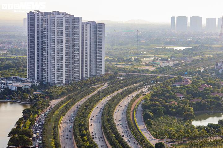 Những năm gần đây, khu vực phía Tây Hà Nội ghi nhận tốc độ đô thị hóa nhanh với sự xuất hiện của hàng loạt khu đô thị mới, công trình hạ tầng và các tuyến giao thông trọng điểm.