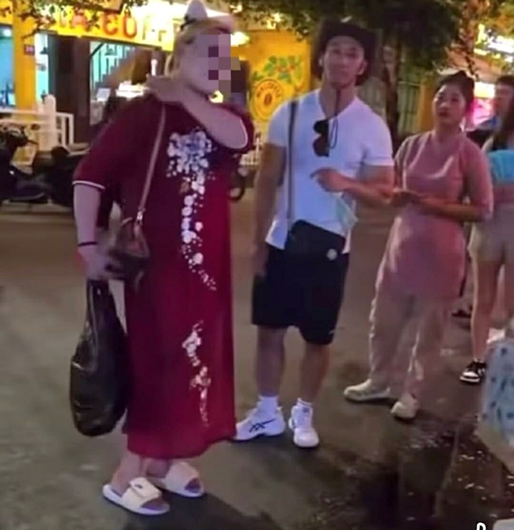 Du khách ăn mặc phản cảm ở Hội An. (Ảnh: Cắt từ clip)