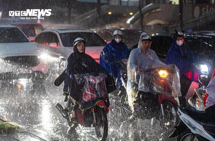 Chiều tối và đêm nay, miền Bắc hứng mưa lớn. (Ảnh minh hoạ: Viên Minh)