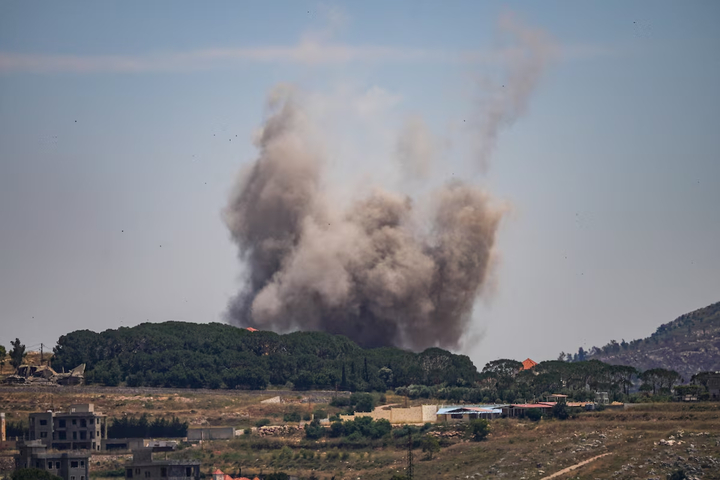 Khói bốc lên từ miền Nam Lebanon sau các cuộc tấn công của Israel. (Ảnh: Reuters)