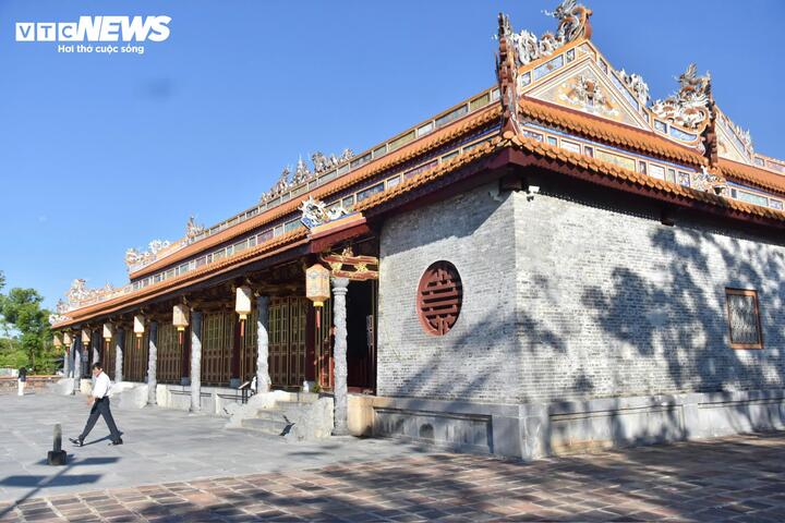 Sáng 4/10, lãnh đạo Trung tâm Bảo tồn di tích Cố đô Huế cho biết, công tác phục chế bảo vật quốc gia "Ngai vua triều Nguyễn" hoàn thành và đưa trở lại điện Thái Hoà (trong Đại nội Huế - nơi 13 vị vua triều Nguyễn đăng quang) để phục vụ du khách tham quan.