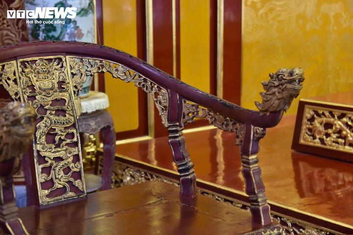 Các biện pháp chuyên môn được thực hiện gồm làm sạch khô; xử lý nấm mốc, mối mọt theo quy trình; gắn kết hoàn chỉnh 14 mảnh vỡ của tay ngai bên trái; sử dụng gỗ đồng chất và bột gỗ mịn trộn sơn sống để xử lý các vết nứt, khuyết thiếu.