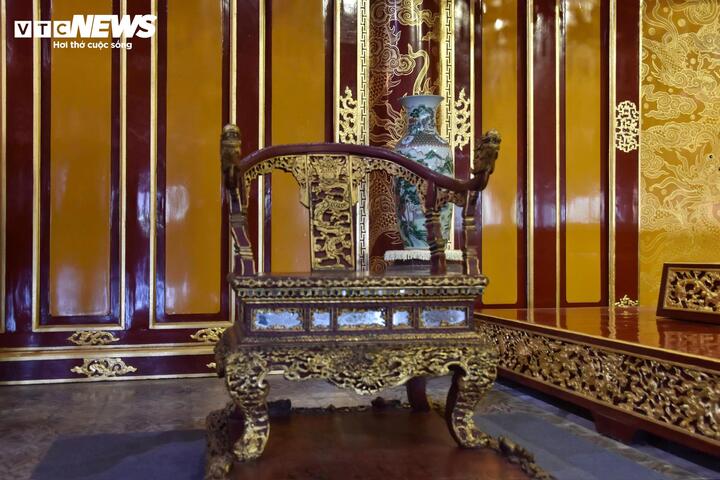 Ngoài ra, phục hồi phần mộng nối giữa tay ngai; ổn định các phần bong tróc bằng keo chuyên dụng; phục hồi các vị trí bị mất theo kỹ thuật truyền thống; sử dụng sơn ta và vàng thật theo đúng kỹ thuật truyền thống; phủ lớp bảo vệ mỏng, trong suốt, không làm thay đổi giá trị thẩm mỹ ban đầu của hiện vật.