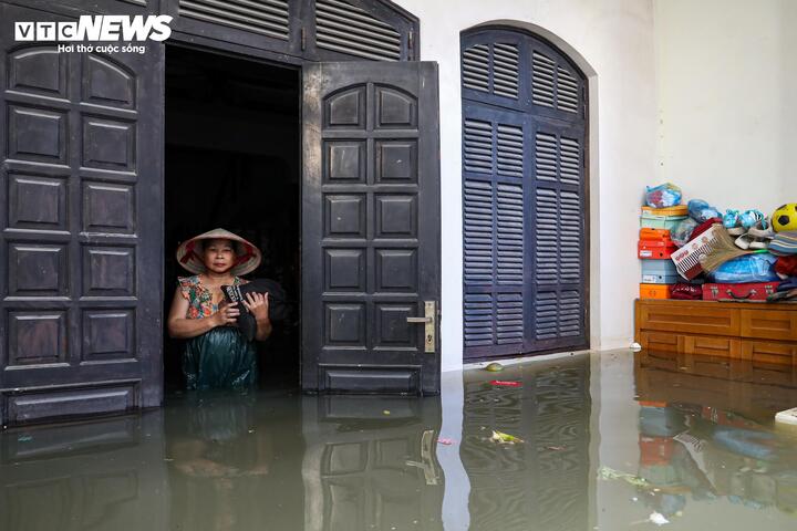 Cùng với đó khu vực làng Miêu Nha (phường Xuân Phương) cũng từng trải qua đợt ngập úng kéo dài gần một tuần trong cùng thời điểm.
