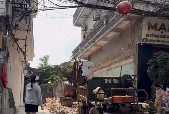 Hình ảnh ngôi nhà xây ban công đua ra cả mét, lấn chiếm ngôi nhà đang tháo dỡ. (Ảnh: MXH)
