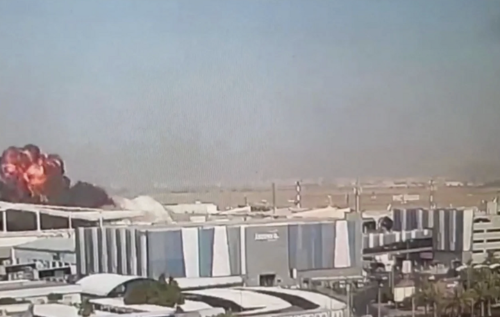 Lửa và khói bốc lên sau cuộc tấn công vào Sân bay Quốc tế Kuwait. (Ảnh: Reuters)
