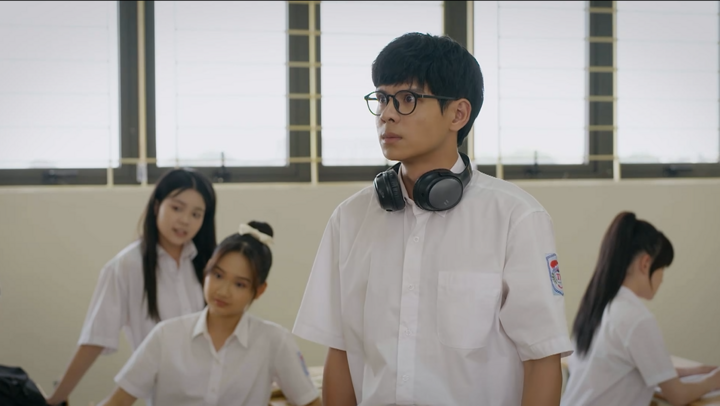 Khuê ngăn cản bạn kịp thời trước khi xảy ra xô xát.