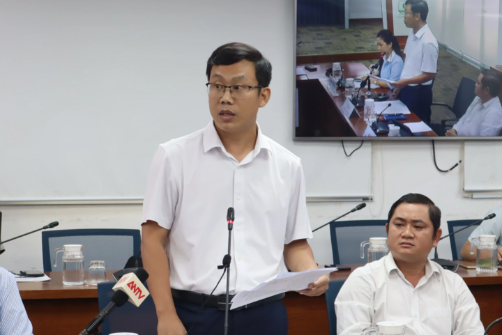 Ông Lê Đức Anh, Phó trưởng phòng Quản lý nhà và thị trường bất động sản, Sở Xây dựng TP.HCM thông tin tại buổi họp báo.