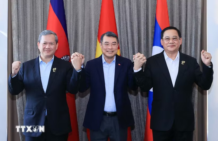 Thủ tướng Lê Minh Hưng cùng Thủ tướng Campuchia Hun Manet (trái) và Thủ tướng Lào Sonexay Siphandone ăn sáng và làm việc sáng 8/5/2026. (Ảnh: TTXVN)