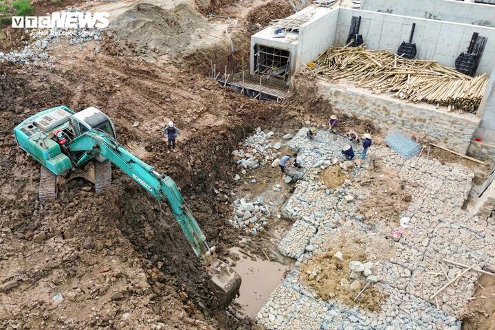 Theo anh Đình Huy, người dân sinh sống tại làng Miêu Nha, các trạm bơm hiện hữu đã không còn đáp ứng được nhu cầu tiêu thoát nước trong điều kiện mưa lớn hoặc lũ lụt. Mỗi mùa mưa bão, nhiều khu dân cư thường xuyên rơi vào cảnh ngập kéo dài, ảnh hưởng lớn đến sinh hoạt và đi lại. Vì vậy, người dân kỳ vọng các công trình mới sau khi hoàn thành sẽ giúp giảm áp lực ngập úng và cải thiện đáng kể điều kiện sống trong khu vực.