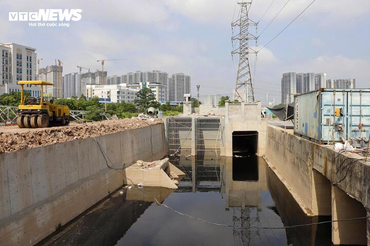 Các hạng mục ngầm, bể hút và hệ thống đường ống quy mô lớn đang dần hoàn thiện, tạo tiền đề cho việc lắp đặt các tổ máy bơm công suất lớn trong thời gian tới.