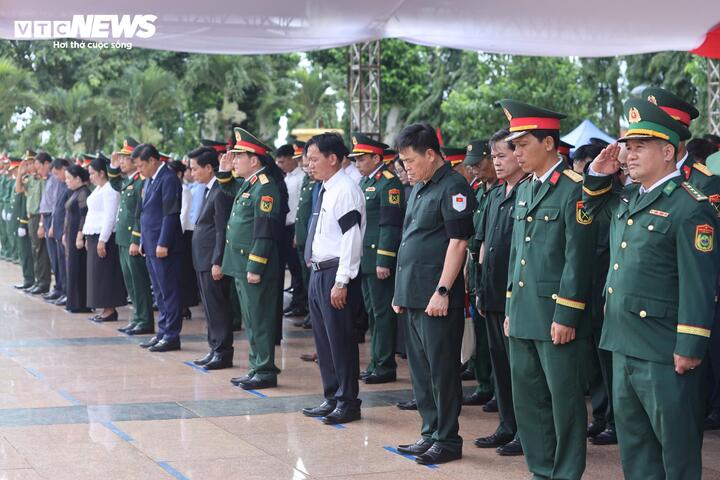 Đoàn đại biểu tỉnh Mondulkirri (Vương quốc Campuchia) và lãnh đạo tỉnh Đắk Lắk làm lễ truy điệu, bày tỏ lòng biết ơn sâu sắc đối với sự hy sinh của các anh hùng liệt sĩ.