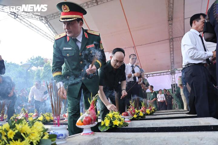Lãnh đạo Trung ương, địa phương và nhân dân thành thắp hương tưởng nhớ các anh hùng liệt sĩ.