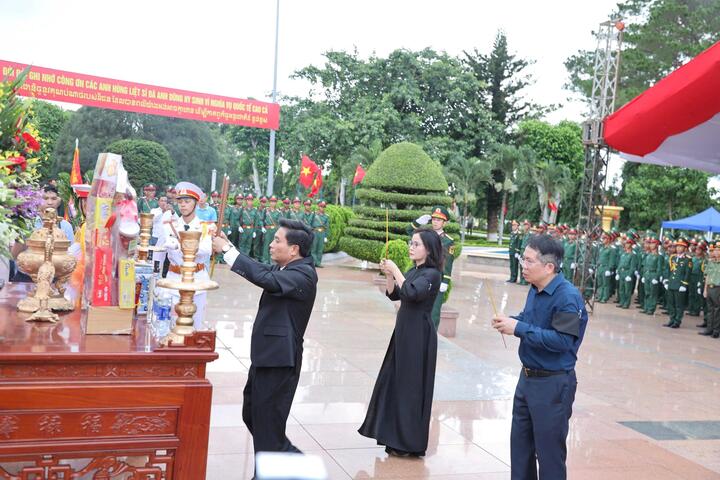 Ngày 4/6, tại nghĩa trang liệt sĩ tỉnh, UBND tỉnh Đắk Lắk tổ chức lễ đón nhận, truy điệu và an táng hài cốt liệt sĩ là quân tình nguyện và chuyên gia Việt Namhy sinh tại Campuchia.
