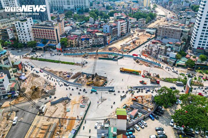 Theo ghi nhận của PV Báo Điện tử VTC News, những ngày đầu tháng 6, dự án Vành đai 1 đoạn Hoàng Cầu - Voi Phục đang được đẩy mạnh thi công trên nhiều mũi. Khi hoàn thành, tuyến đường được kỳ vọng sẽ góp phần chia sẻ lưu lượng phương tiện, giảm tình trạng ùn tắc kéo dài trên tuyến La Thành - một trong những điểm nóng giao thông của Hà Nội