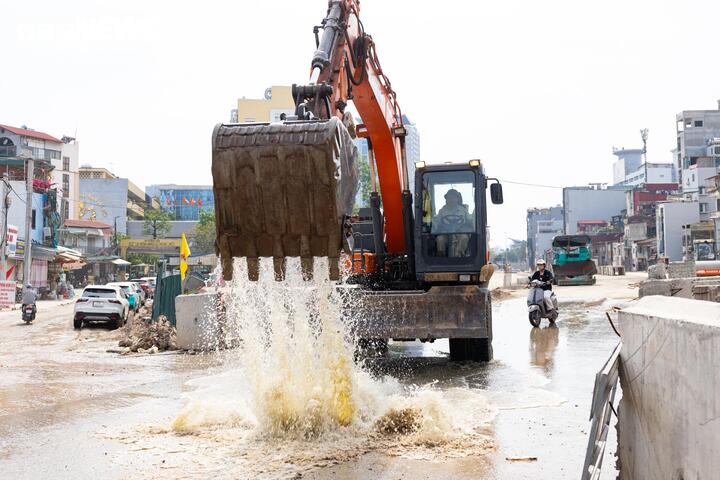 Để hạn chế bụi phát sinh trong quá trình thi công, các đơn vị thi công thường xuyên phun nước, làm ẩm mặt đường và khu vực công trường, góp phần giảm ảnh hưởng đến môi trường và đời sống người dân xung quanh.