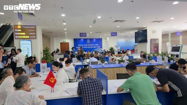 Người dân đến làm việc, giải quyết thủ tục hành chính tại chi nhánh số 1 Trung tâm Phục vụ hành chính công TP Hà Nội, ngày 4/6.