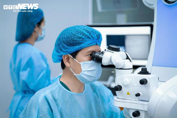 Thạc sĩ, bác sĩ Nguyễn Văn Giáp, chuyên gia hơn 20 năm kinh nghiệm nhãn khoa, trực tiếp mổ cận cho các bệnh nhân.