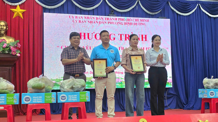 18.000 ly sữa Dutch Lady được trao tặng đến người dân có hoàn cảnh khó khăn.