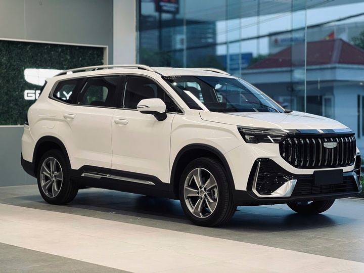 Mẫu xe SUV 7 chỗ ngồi Geely Okavango lần đầu xuất hiện tại thị trường trong nước.