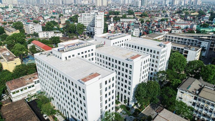 Xung quanh các cụm trường đại học như Bách khoa, Kinh tế, Xây dựng, hay ĐHQG, Sư phạm, Thương mại tại Hà Nội là những hệ sinh thái kinh tế sầm uất quanh năm. (Ảnh: HUST).