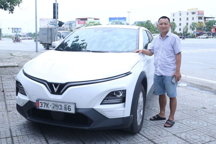 Anh Nguyễn Hồng Quân bên chiếc xe VF 6 của mình sau 4 tháng sử dụng.