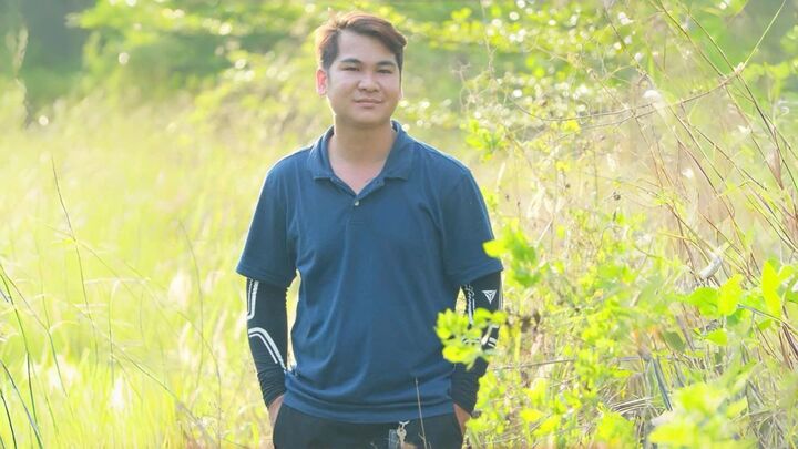 Nhiếp ảnh gia Minh Khang “ủ mưu” săn ảnh và thưởng thức tiệc bia với hải sản bên biển.