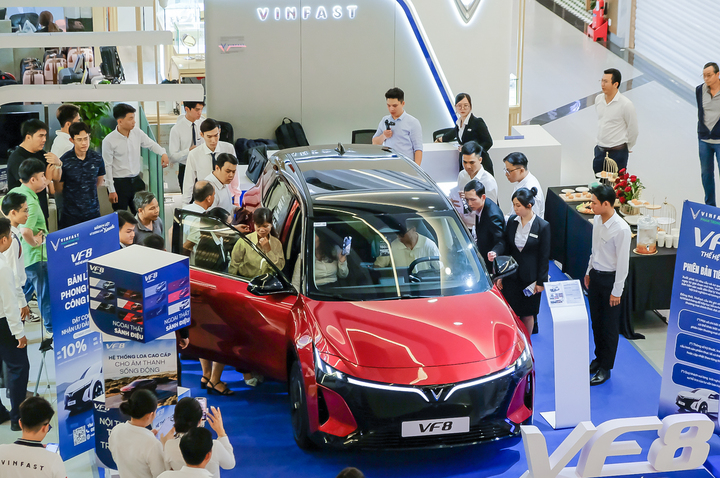 VF 8 thế hệ mới nhận 12.728 đơn đặt trước chỉ sau 8 ngày mở bán chính thức.