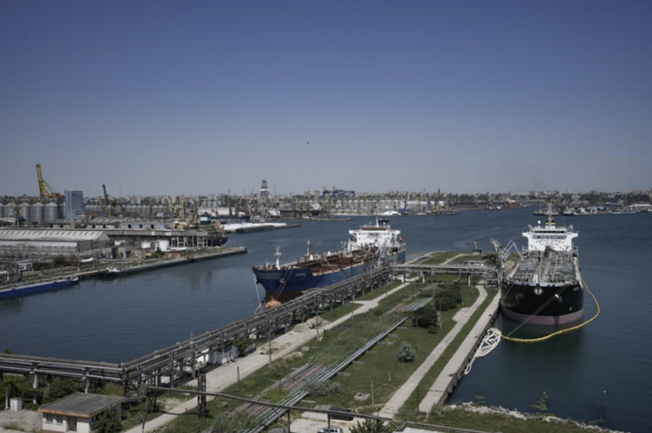 Tàu neo ở cảng Constanta, Romania. (Ảnh: AP)