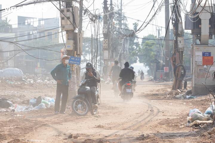 Từng là khu dân cư đông đúc với những dãy nhà san sát trong ngõ 310 Nghi Tàm, khu vực này nay đã thay đổi hoàn toàn diện mạo. Sau khi công tác giải phóng mặt bằng cơ bản hoàn tất và mặt bằng được bàn giao cho đơn vị thi công, nơi đây trở thành đại công trường rộng lớn, bụi đất bao phủ khắp khu vực khi các hạng mục xây dựng đang được triển khai.