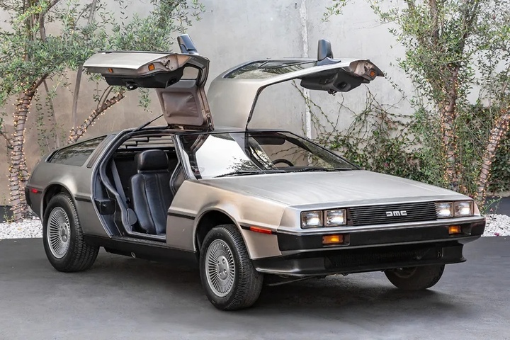 Thân vỏ của DeLorean DMC-12 được làm hoàn toàn bằng hợp kim thép không gỉ không sơn màu.