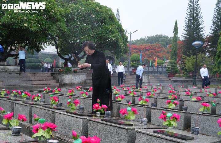Phó Thủ tướng Phạm Thị Thanh Trà dâng hương tưởng nhớ các anh hùng liệt sĩ tại nghĩa trang liệt sĩ phường Đăk Cấm.