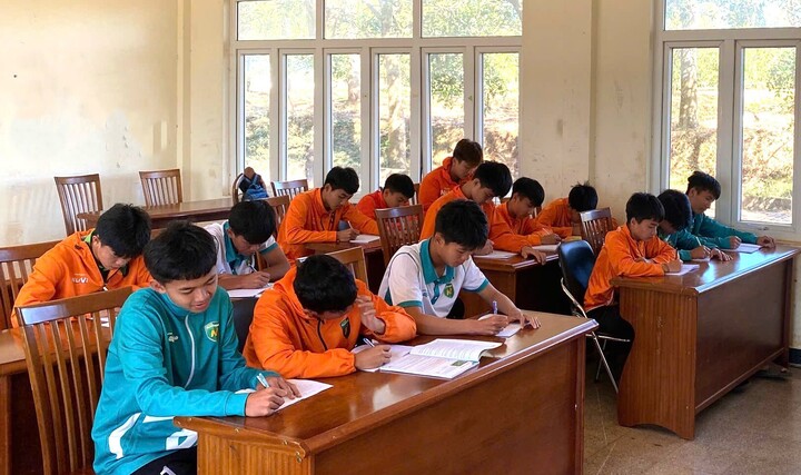 Học viên của Học viện Bóng đá Nutifood tại lớp học văn hóa.
