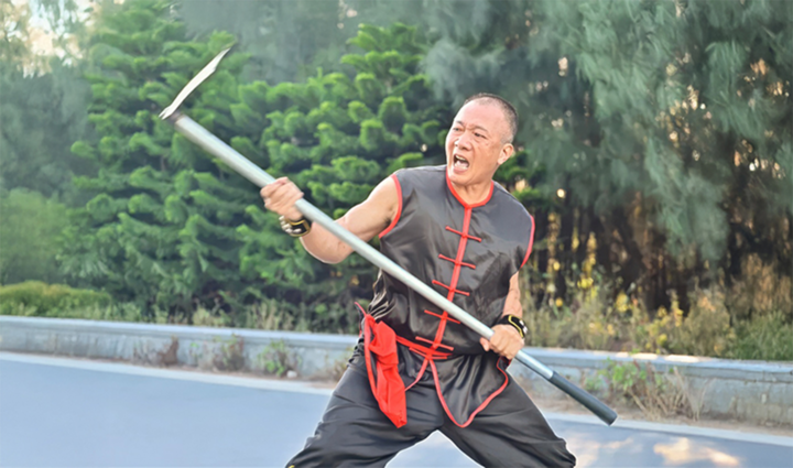 Võ sư Trần Văn Thanh thể hiện võ cuốc