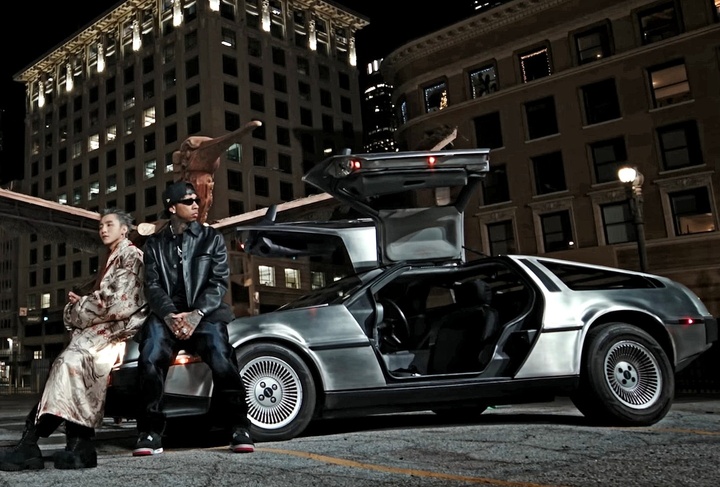 DeLorean DMC-12 với thiết kế cửa mở dạng cánh chim độc đáo xuất hiện trong sản phẩm âm nhạc mới của Sơn Tùng MTP. (Ảnh cắt từ video)