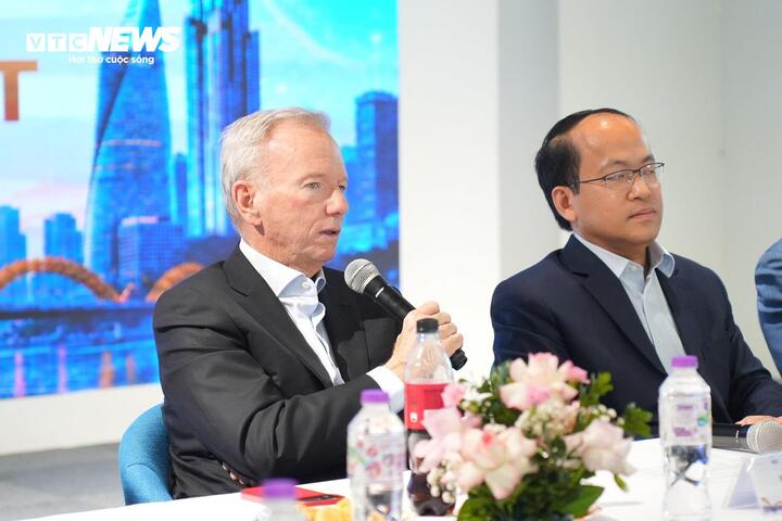 Ông Eric Schmidt, cựu Chủ tịch kiêm Tổng Giám đốc Tập đoàn Google, chia sẻ tại sự kiện. (Ảnh: Hùng Cường)